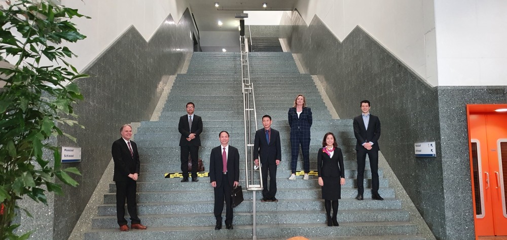 (05.01) Đại sứ Việt Nam tại Hà Lan Phạm Việt Anh và đại diện của STC chụp ảnh sau buổi làm việc ngày 28/4 tại Rotterdam. (Nguồn: Đại sứ quán Việt Nam tại Hà Lan)