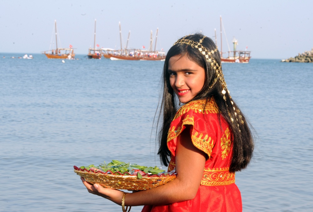 (05;18) Một bé gái người Kuwait đứng chờ các thợ lặn ngọc trai trở về trong lễ hội lặn ngọc trai của Kuwait năm 2019. (Ảnh: Gazi/Tân hoa xã) (05;18) Một bé gái người Kuwait đứng chờ các thợ lặn ngọc trai trở về trong lễ hội lặn ngọc trai của Kuwait năm 2019. (Ảnh: Gazi/Tân hoa xã)