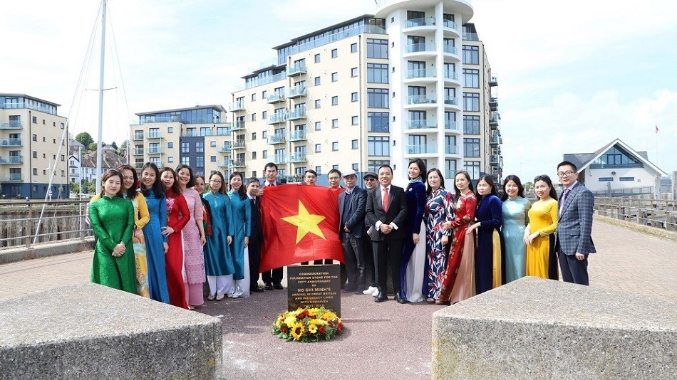 Đại sứ quán Việt Nam tại Anh dâng hoa tưởng niệm 132 năm ngày sinh Chủ tịch Hồ Chí Minh