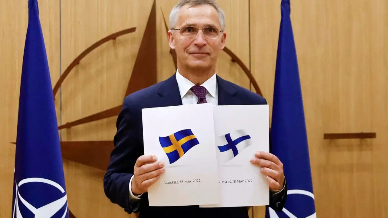 (05.18) Tổng Thư ký NATO Jens Stoltenberg tiếp nhận đơn xin gia nhập NATO của Phần Lan và Thụy Điển. (Nguồn: Reuters) (05.18) Tổng Thư ký NATO Jens Stoltenberg tiếp nhận đơn xin gia nhập NATO của Phần Lan và Thụy Điển. (Nguồn: Reuters)