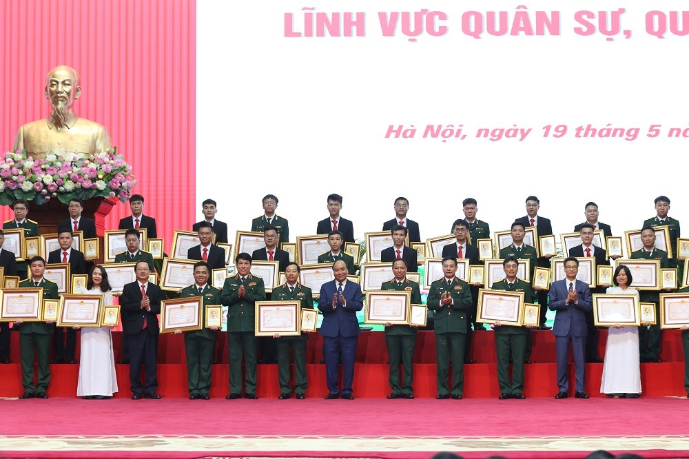 (05.19) Chủ tịch nước Nguyễn Xuân Phúc, lãnh đạo Bộ Quốc phòng, Bộ Khoa học và Công nghệ chụp ảnh lưu niệm cùng nhóm nhà khoa học, tác giả đoạt giải. (Ảnh: Trần Thường) (05.19) Chủ tịch nước Nguyễn Xuân Phúc, lãnh đạo Bộ Quốc phòng, Bộ Khoa học và Công nghệ chụp ảnh lưu niệm cùng nhóm nhà khoa học, tác giả đoạt giải. (Ảnh: Trần Thường)