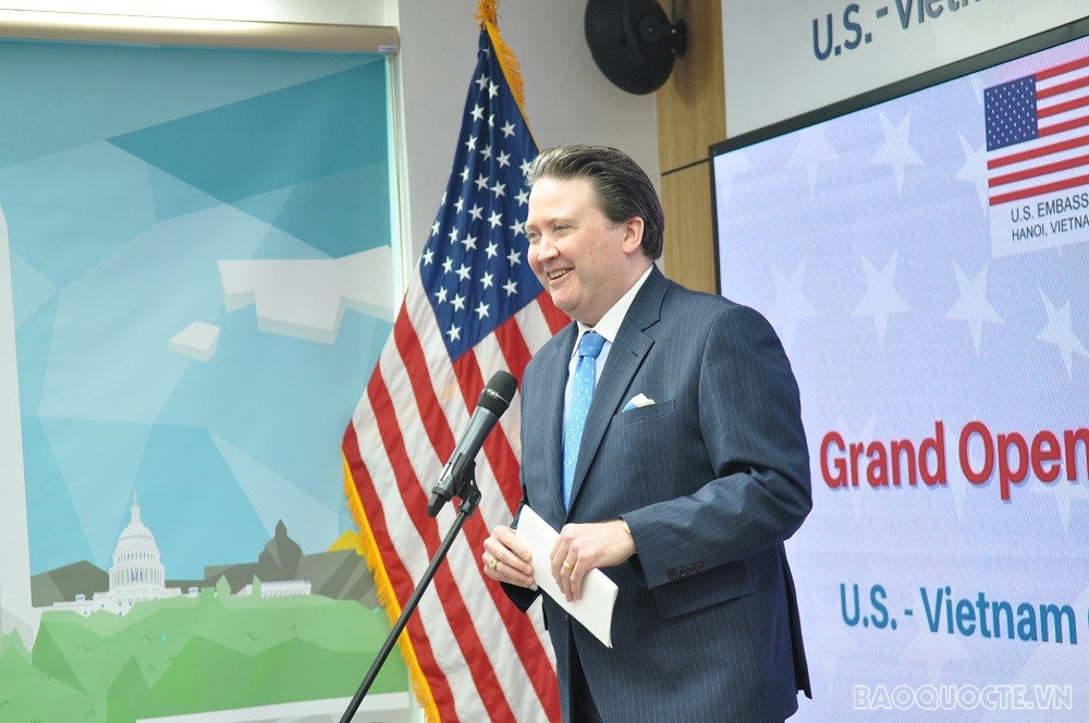 (05.24) Đại sứ Hoa Kỳ tại Việt Nam Marc Knapper trích dẫn câu nói của cố Tổng thống Mỹ Abraham Lincoln về tầm quan trọng của kiến thức, hy vọng Trung tâm Hợp tác Việt Nam - Hoa Kỳ sẽ là không gian, địa chỉ tin cậy để các sinh viên Học viện Ngoại giao mở r