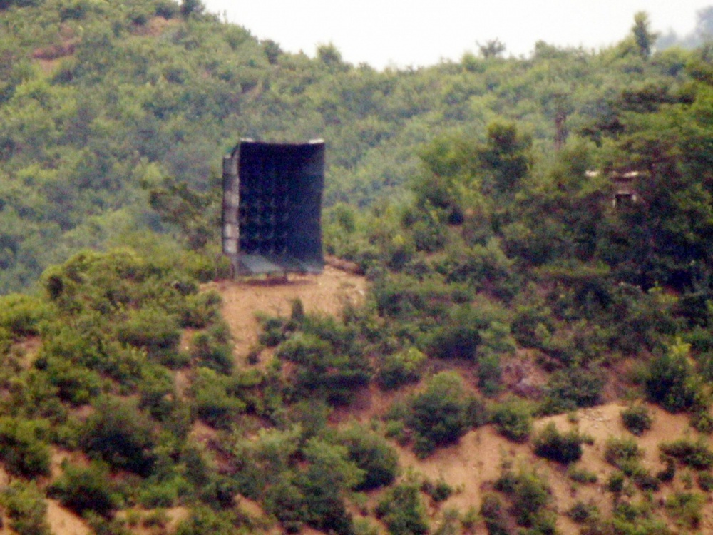 Triều Tiên ‘thay đổi’ 180 độ: Chơi vơi nơi miệng hố 0059 26 9 baichinh trieutien 1