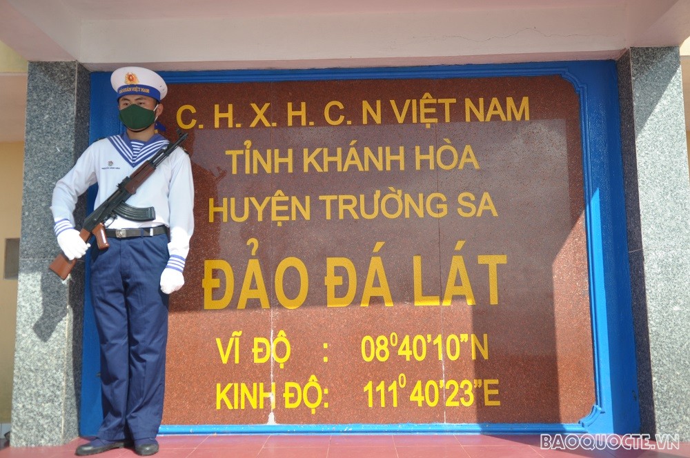 (06.08) Chiến sỹ canh gác trên đảo Đá Lát thuộc huyện đảo Trưởng Sa. (Ảnh: Minh Quân)