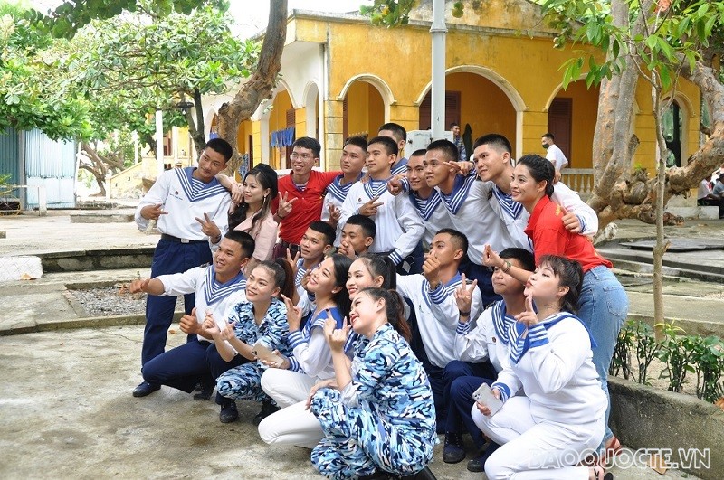 (06.08) Các chiến sỹ chụp ảnh cũng đại biểu và văn công Đoàn Công tác số 5. (Ảnh: Minh Quân)