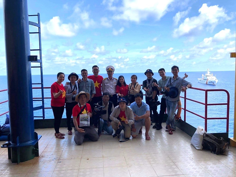 (06.08) Các phóng viên, báo chí Đoàn Công tác số 5 chụp ảnh lưu niệm trên Nhà giàn DK-1. (Ảnh: Hữu Tuấn)