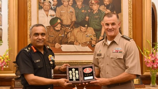 (06.09) Tướng Charles A. Flynn cho rằng các hoạt động của Trung Quốc tại biên giới Ấn Độ là 'đáng báo động' - Ông Flynn trong buổi tiếp xúc với Đại tướng Ấn Độ Manoj Pande. (Nguồn NDTV)