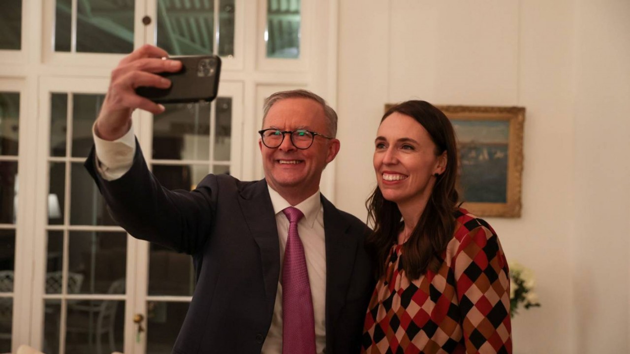 (06.10) Thủ tướng Australia Anthony Albanese và người đồng cấp New Zealand Jacinda Ardern chụp ảnh. (Nguồn: Văn phòng Thủ tướng Australia) (06.10) Thủ tướng Australia Anthony Albanese và người đồng cấp New Zealand Jacinda Ardern chụp ảnh. (Nguồn: Văn phòng Thủ tướng Australia)