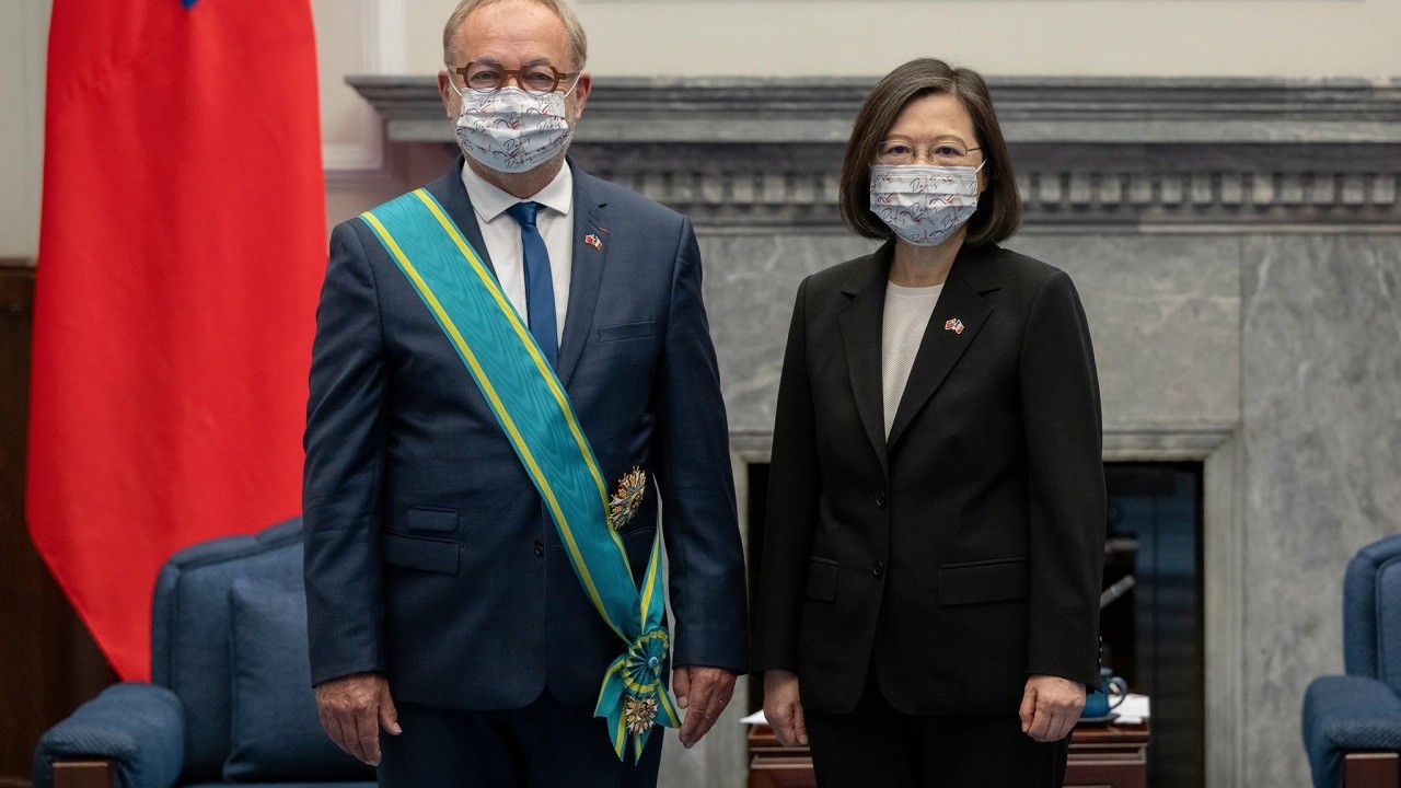 (06.11) Thượng Nghị sỹ Pháp Joel Guerriau và người đứng đầu Đài Loan Thái Anh Văn. (Nguồn: AP) (06.11) Thượng Nghị sỹ Pháp Joel Guerriau và người đứng đầu Đài Loan Thái Anh Văn. (Nguồn: AP)