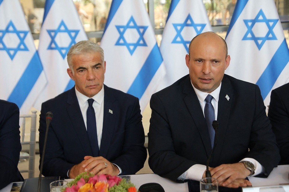(06.22) Ông Yair Lapid (trái) và ông Naftali Bennett đã nhất trí giải tán chính phủ và Knesset. (Nguồn: AFP/Getty Images) (06.22) Ông Yair Lapid (trái) và ông Naftali Bennett đã nhất trí giải tán chính phủ và Knesset. (Nguồn: AFP/Getty Images)
