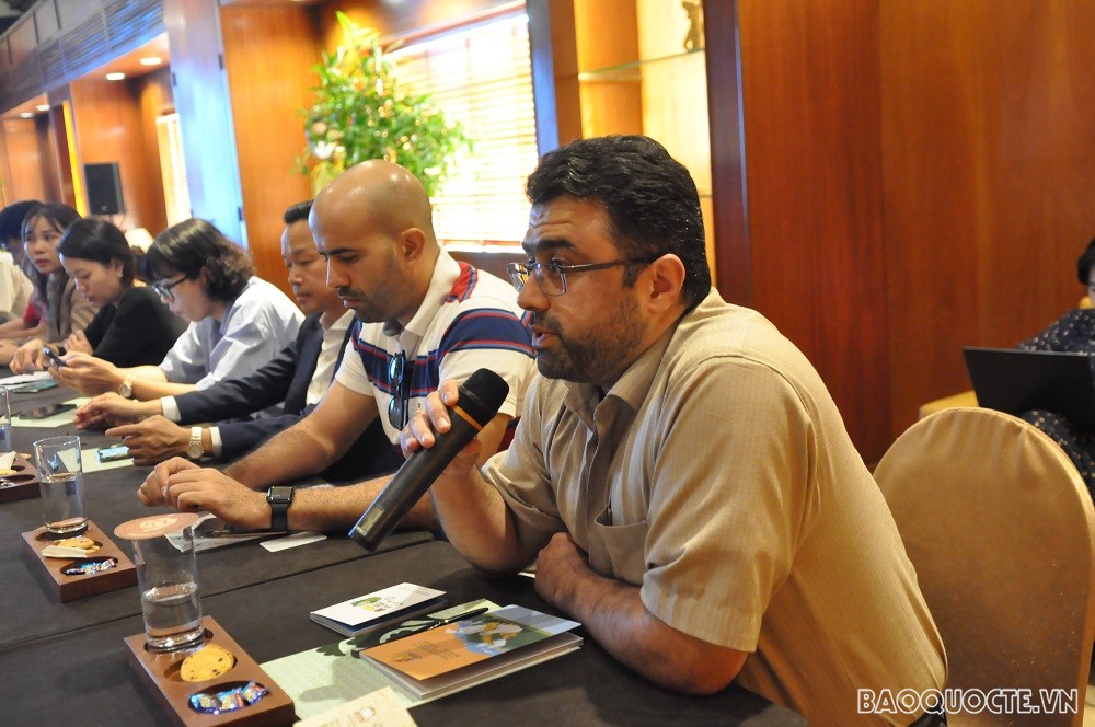 (06.28) Tùy viên Đại sứ quán Iran tại Việt Nam đặt câu hỏi cho đại diện Sở Du lịch và Trung tâm Xúc tiến Du lịch thành phố Đà Nẵng. (Ảnh: Minh Quân)