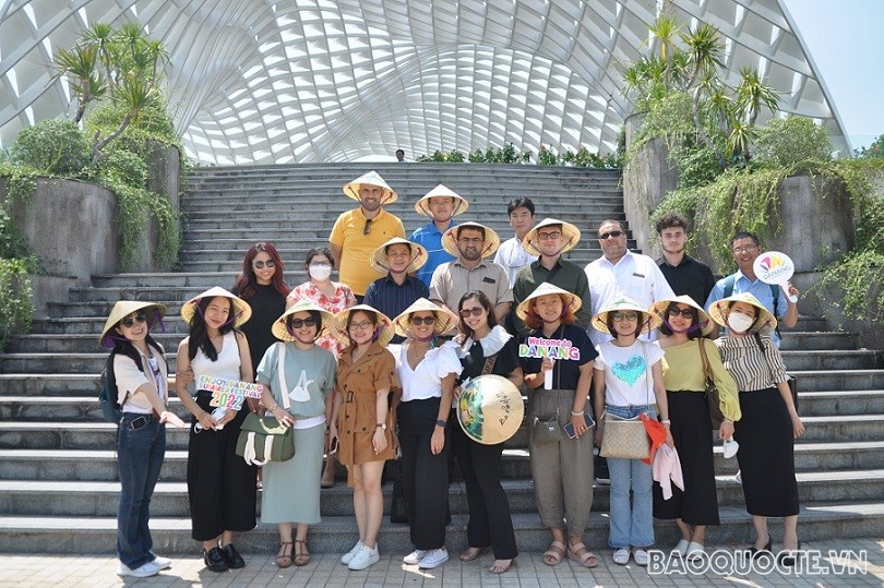 (06.28) Đại diện phóng viên các hãng thông tấn báo chí nước ngoài thường trú tại Việt Nam và tùy biên báo chí một số Đại sứ quán tại Việt Nam tại Công viên APEC, Đà Nẵng. (Ảnh: Minh Quân)