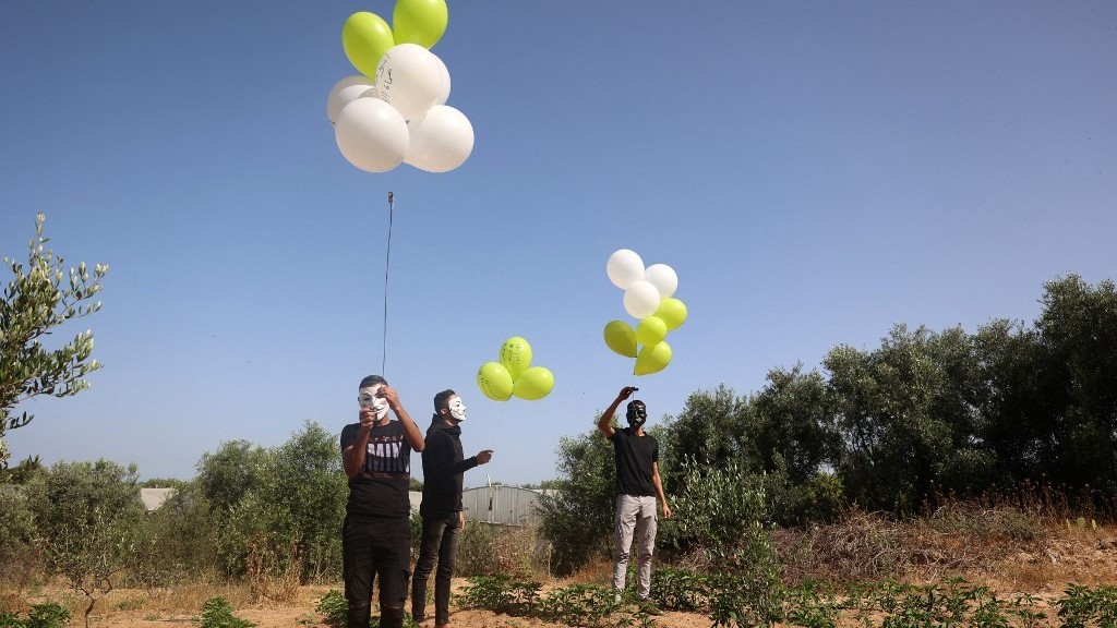 Bóng bay gây cháy là 'thủ phạm' khiến Israel không kích dải Gaza