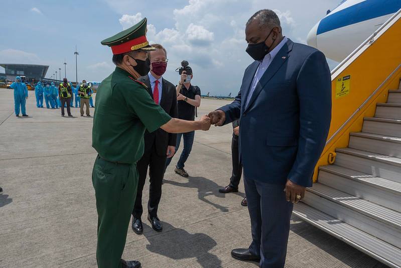 (07.28) Trung tướng Vũ Chiến Thắng, Cục trưởng Cục Đối ngoại, Bộ Quốc phòng Việt Nam đón tiếp Bộ trưởng Quốc phòng Mỹ Lloyd Austin tại Hà Nội ngày 28-7 - Ảnh: ĐSQ Mỹ tại Việt Nam