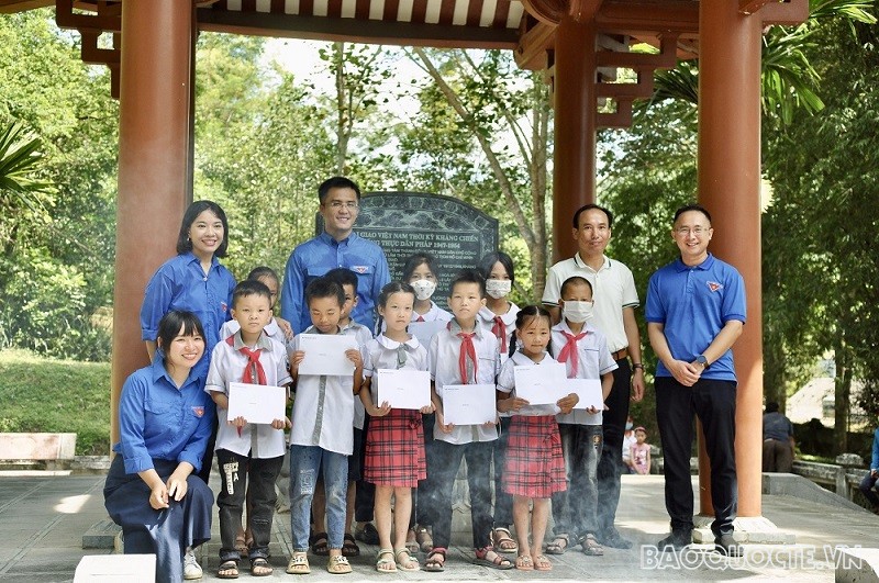 (07.15) Đại diện Đoàn Thanh niên Bộ Ngoại giao tặng quà cho các em học sinh có hoàn cảnh khó khăn. (Ảnh: Duy Quang)