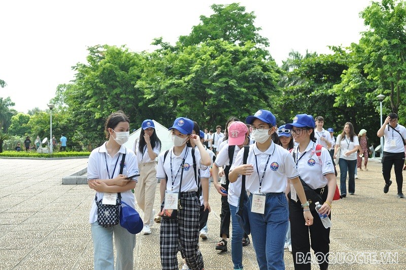 Các đại biểu tham quan Khu Di tích Phủ Chủ tịch. (Ảnh: Minh Quân) Các đại biểu tham quan Khu Di tích Phủ Chủ tịch. (Ảnh: Minh Quân)