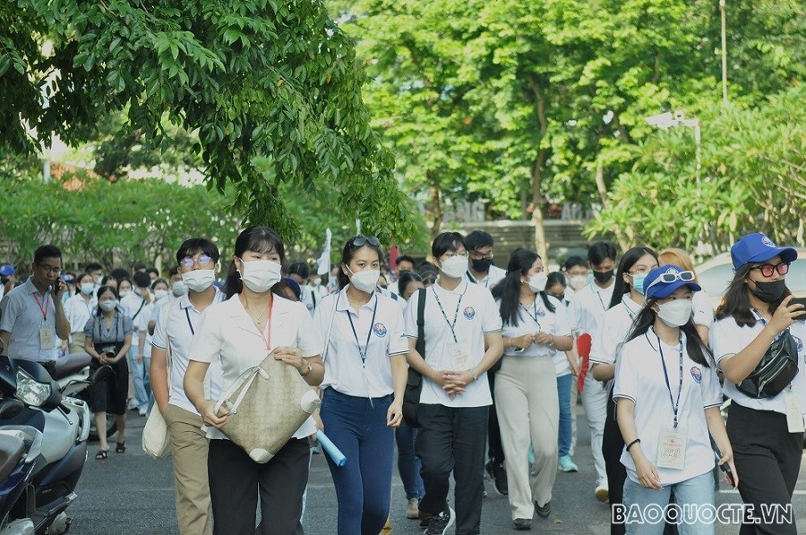 Các đại biểu tham quan Khu Di tích Phủ Chủ tịch. (Ảnh: Minh Quân) Các đại biểu tham quan Khu Di tích Phủ Chủ tịch. (Ảnh: Minh Quân)