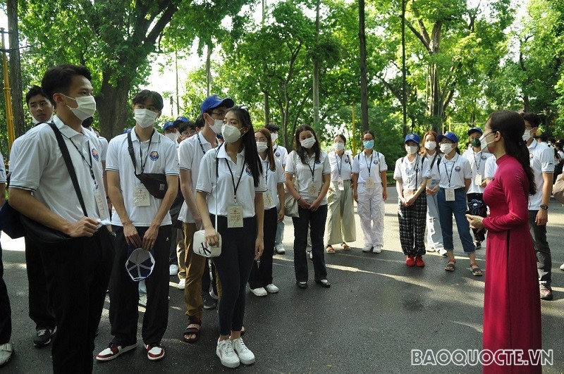 Các đại biểu lắng nghe về lịch sử của Phủ Chủ tịch. (Ảnh: Minh Quân) Các đại biểu lắng nghe về lịch sử của Phủ Chủ tịch. (Ảnh: Minh Quân)