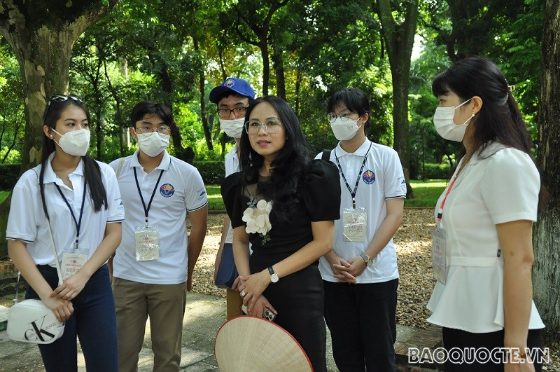 Thanh niên kiều bào thăm Khu Di tích Phủ Chủ tịch Thanh niên kiều bào thăm Khu Di tích Phủ Chủ tịch