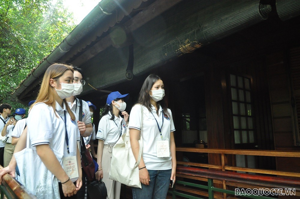 Các đại biểu thăm quan nhà sàn nơi Chủ tịch Hồ Chí Minh từng sinh sống và làm việc. (Ảnh: Minh Quân) Các đại biểu thăm quan nhà sàn nơi Chủ tịch Hồ Chí Minh từng sinh sống và làm việc. (Ảnh: Minh Quân)