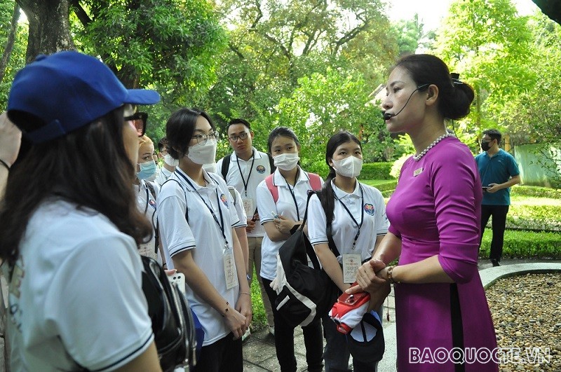 Các đại biểu chăm chú lắng nghe câu chuyện về khu H66, H67 trong Khu Di tích Phủ Chủ tịch. (Ảnh: Minh Quân) Các đại biểu chăm chú lắng nghe câu chuyện về khu H66, H67 trong Khu Di tích Phủ Chủ tịch. (Ảnh: Minh Quân)