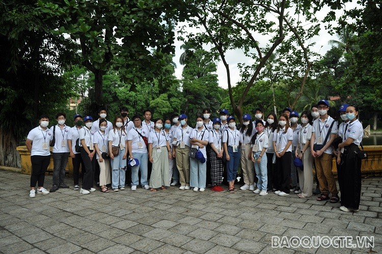 Thanh niên kiều bào thăm Khu Di tích Phủ Chủ tịch Thanh niên kiều bào thăm Khu Di tích Phủ Chủ tịch