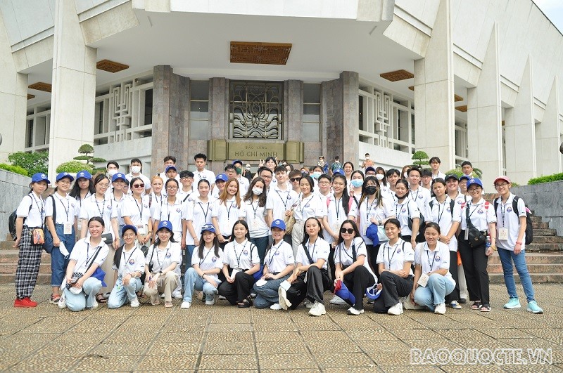 Các đại biểu chụp ảnh lưu niệm trong Khu Di tích Phủ Chủ tịch. (Ảnh: Minh Quân) Các đại biểu chụp ảnh lưu niệm trong Khu Di tích Phủ Chủ tịch. (Ảnh: Minh Quân)