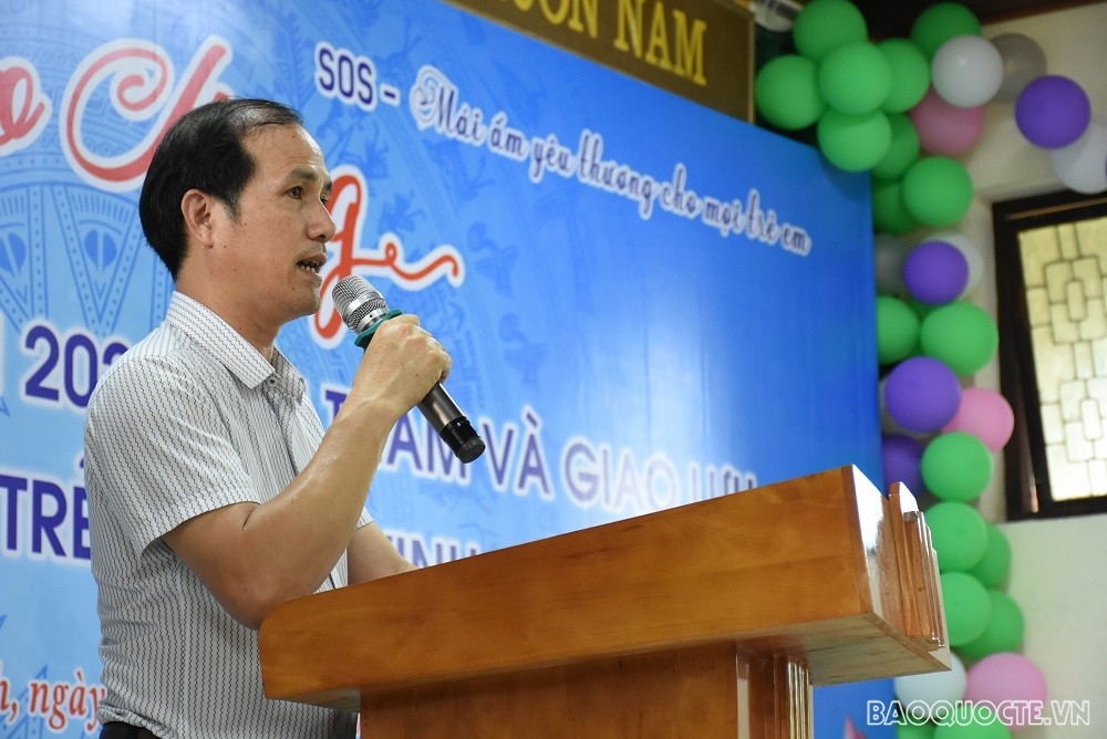 (07.21) Giám đốc Làng trẻ SOS Vinh Lê Bá Lương gửi lời cảm ơn và chúc thanh niên kiều bào có một trại hè thuận lợi, ý nghĩa và nhiều kỷ niệm. (Ảnh: Minh Quân) (07.21) Giám đốc Làng trẻ SOS Vinh Lê Bá Lương gửi lời cảm ơn và chúc thanh niên kiều bào có một trại hè thuận lợi, ý nghĩa và nhiều kỷ niệm. (Ảnh: Minh Quân)