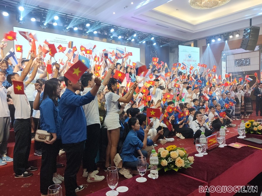 (07.22) Các thanh niên, sinh viên kiều bảo trẻ chụp ảnh cùng lãnh đạo tỉnh và ủy ban. (Ảnh: Minh Quân) (07.22) Các thanh niên, sinh viên kiều bảo trẻ chụp ảnh cùng lãnh đạo tỉnh và ủy ban. (Ảnh: Minh Quân)