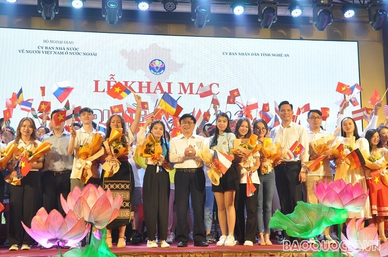 (07.22) Các thanh niên, sinh viên kiều bảo trẻ chụp ảnh cùng lãnh đạo tỉnh và ủy ban. (Ảnh: Minh Quân) (07.22) Các thanh niên, sinh viên kiều bảo trẻ chụp ảnh cùng lãnh đạo tỉnh và ủy ban. (Ảnh: Minh Quân)