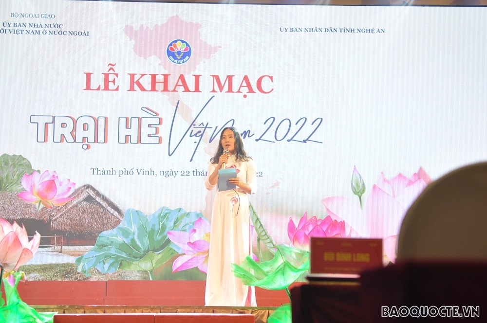 (07.22) Bạn Phan Thị Ngọc Anh từ Ukraine trong vai trò MC của buổi lễ. (Ảnh: Minh Quân) (07.22) Bạn Phan Thị Ngọc Anh từ Ukraine trong vai trò MC của buổi lễ. (Ảnh: Minh Quân)