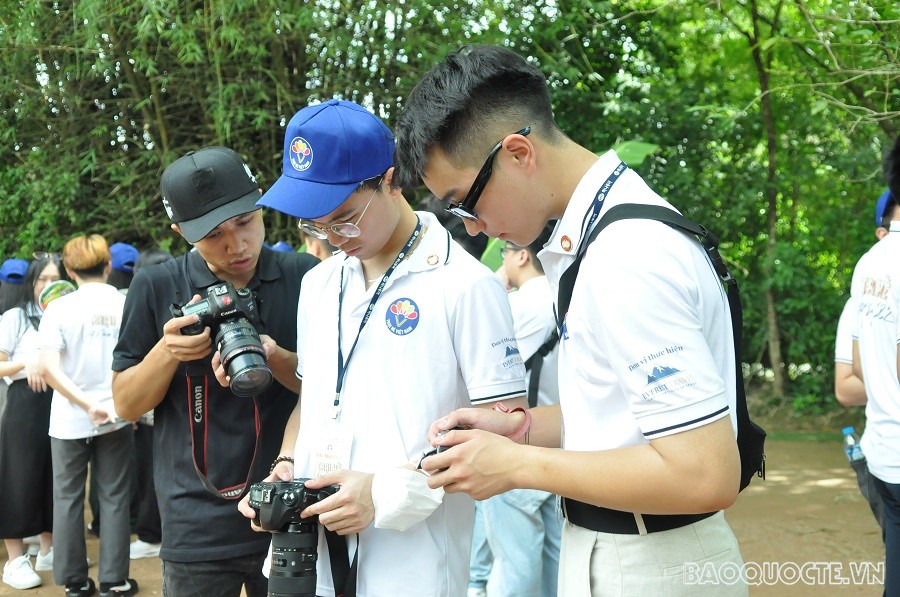 (07.23) Các thanh niên, kiều bảo trẻ chia sẻ những tấm ảnh đẹp, ý nghĩa trong lần về thăm quê Bác. (Ảnh: Minh Quân)