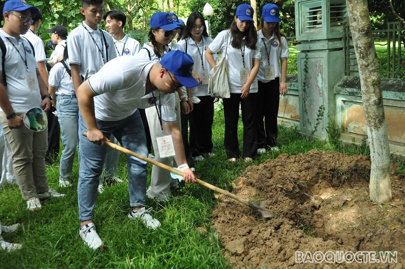 (07.23) Đại diện thanh niên, kiều bào trẻ trồng cây lưu niệm tại Khu Di tích. (Ảnh: Minh Quân)