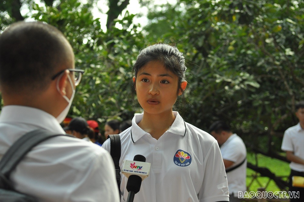 (07.23) Bạn Nguyễn Phương Anh từ Séc chia sẻ cảm xúc trong lần đầu về thăm quê Bác. (Ảnh: Minh Quân)