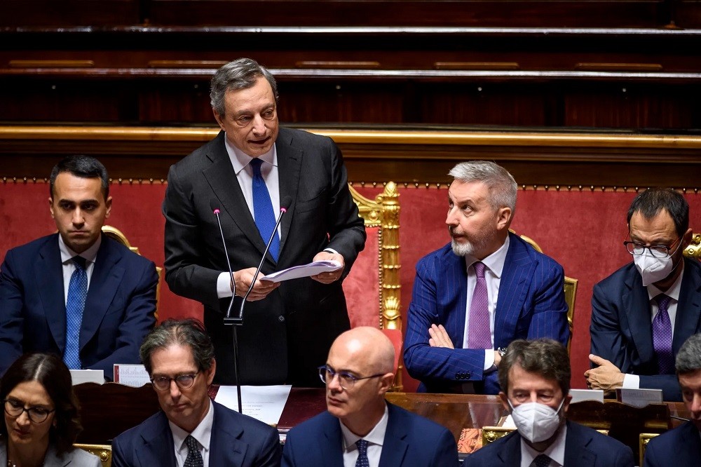 (07.26) Mặc dù được người dân ủng hộ và có nhiều lựa chọn, song ông Mario Draghi đã quyết định từ chức Thủ tướng vì không nhận được sự ủng hộ của ba chính trị gia quan trọng của liên minh. (Nguồn: Getty Images) (07.26) Mặc dù được người dân ủng hộ và có nhiều lựa chọn, song ông Mario Draghi đã quyết định từ chức Thủ tướng vì không nhận được sự ủng hộ của ba chính trị gia quan trọng của liên minh. (Nguồn: Getty Images)