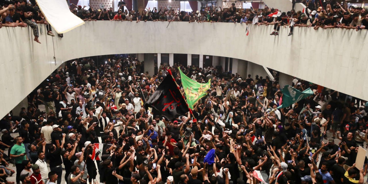 (07.31) Lần thứ hai trong tuần, người biểu tình quá khích đã tràn vào tòa nhà quốc hội Iraq để phản đối ứng viên Thủ tướng Mohammed Shia' al-Sudani. (Nguồn: AFP)