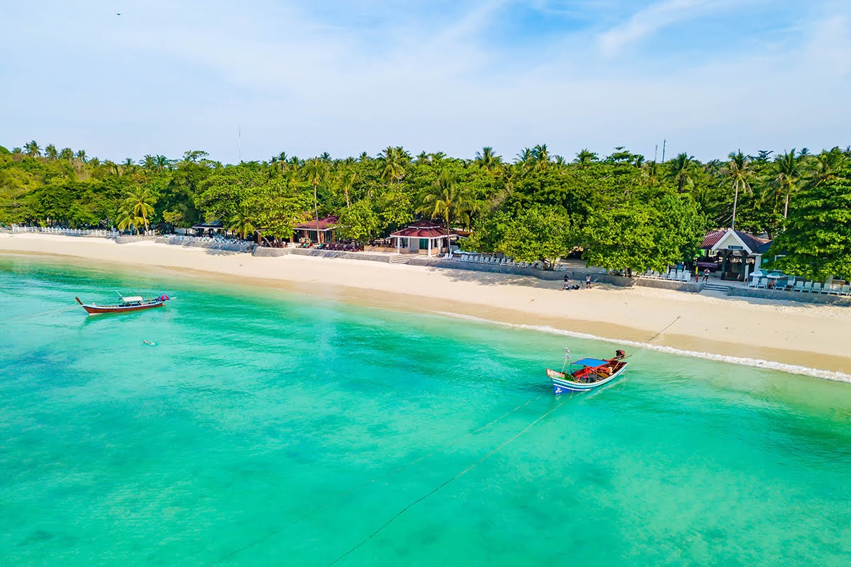 (07.31) Sau khi mở cửa trở lại, nhiều du khách Việt Nam đã chọn Thái Lan làm điểm đến du lịch - Ảnh: Bãi biển Phuket, Thái Lan. (Nguồn: Agoda)