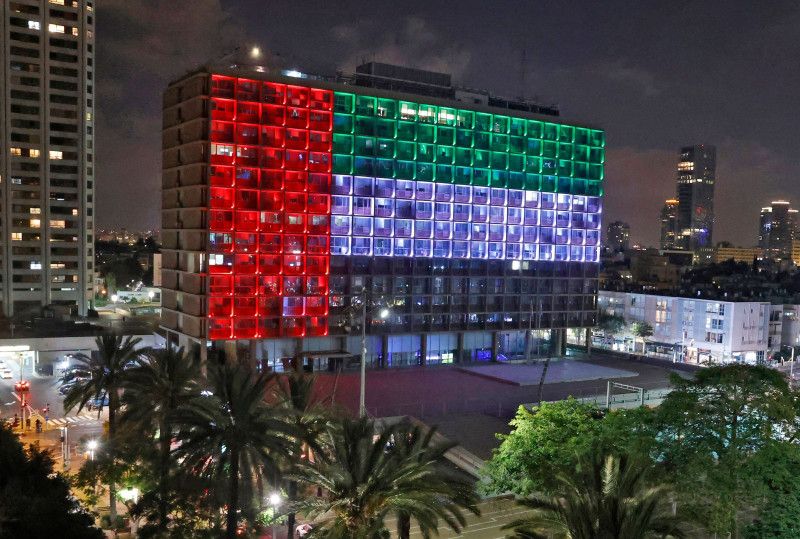 (8.15) Đèn LED tại Tòa Thị chính thành phố Tel Aviv đã chuyển thành hình cờ của UAE để chào mừng Thỏa thuận Abraham. (Nguồn: AP) 4024-blgn