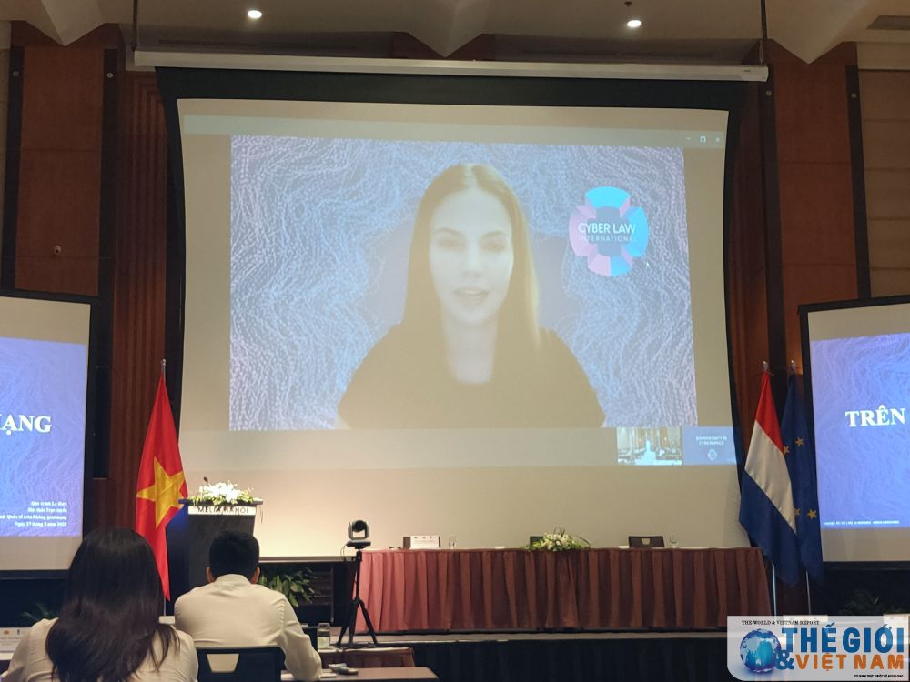 bà Liis Vihul, Giám đốc Điều hành Tập đoàn Luật Quốc tế về Không gian mạng (CLI) trình bày về vấn đề chủ quyền trên không gian mạng. (Ảnh: Minh Quân) 0715-img20200827100636