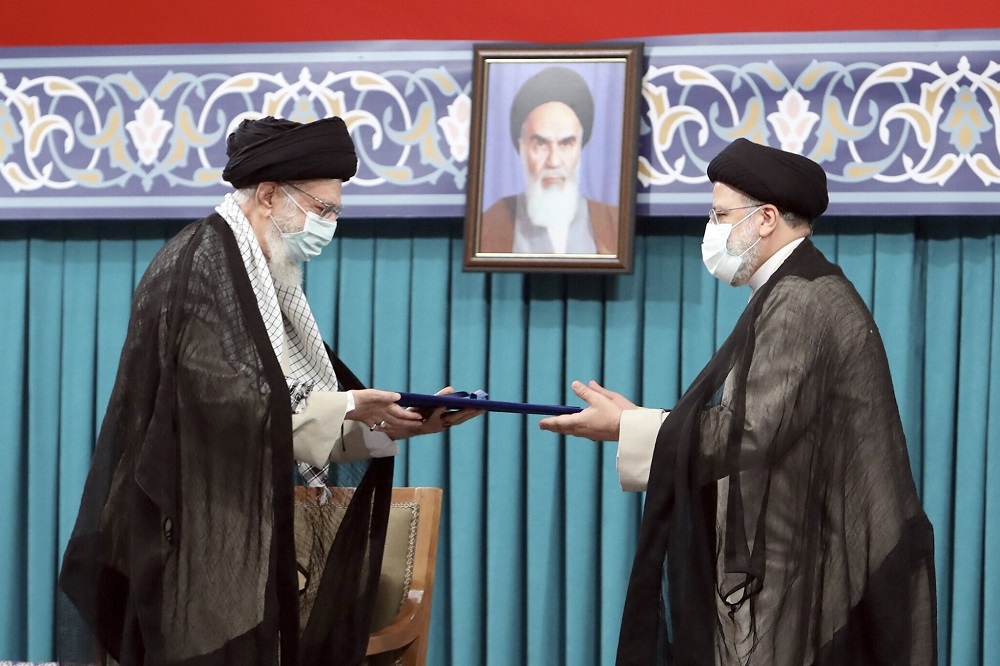 (08.03) Ông Ebrahim Raisi tiếp nhấn sắc lệnh từ Lãnh tụ tối cao Iran Khamenei. (Nguồn: AFP) (08.03) Ông Ebrahim Raisi tiếp nhấn sắc lệnh từ Lãnh tụ tối cao Iran Khamenei. (Nguồn: AFP)