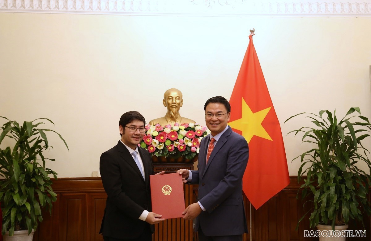 Thứ trưởng Bộ Ngoại giao Phạm Quang Hiệu trao quyết định bổ nhiệm cán bộ cấp Vụ