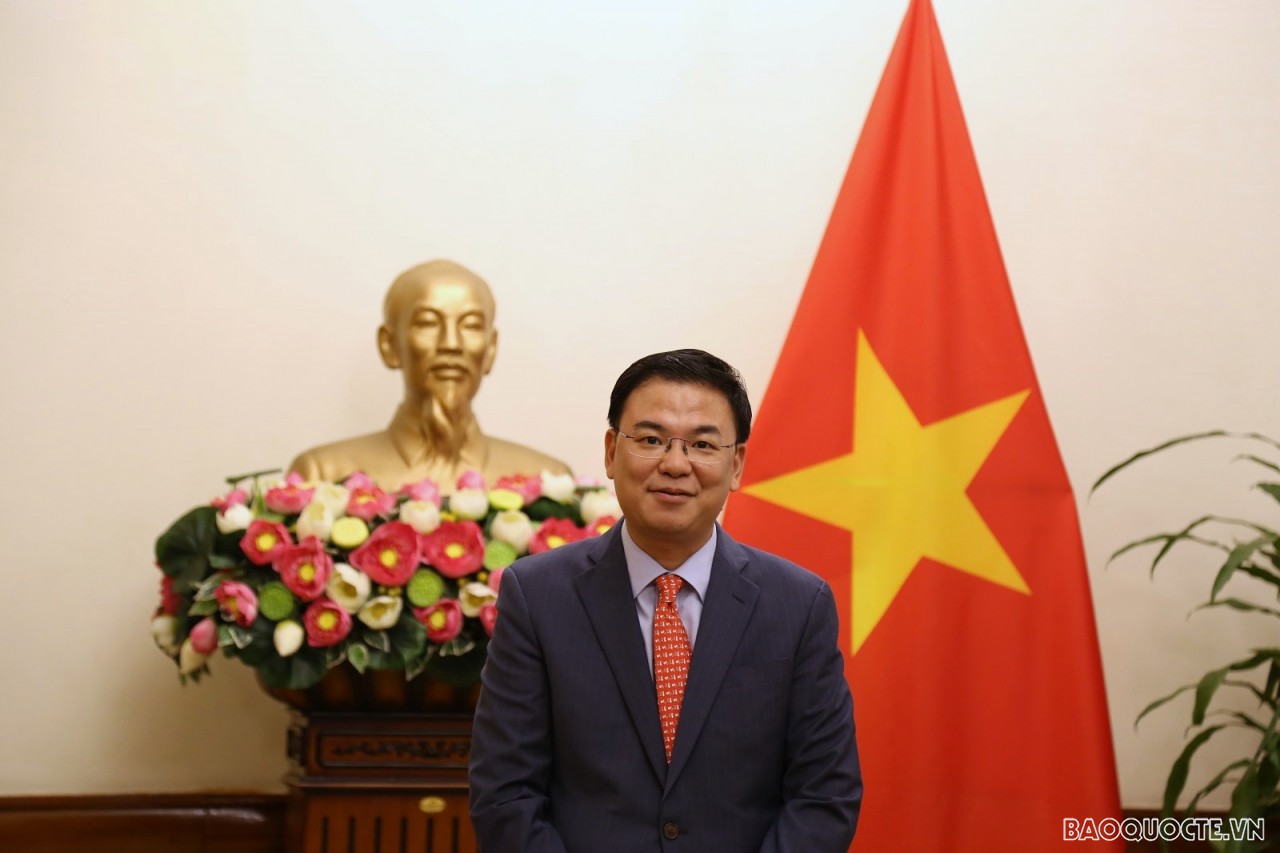 Thứ trưởng Bộ Ngoại giao Phạm Quang Hiệu trao quyết định bổ nhiệm cán bộ cấp Vụ