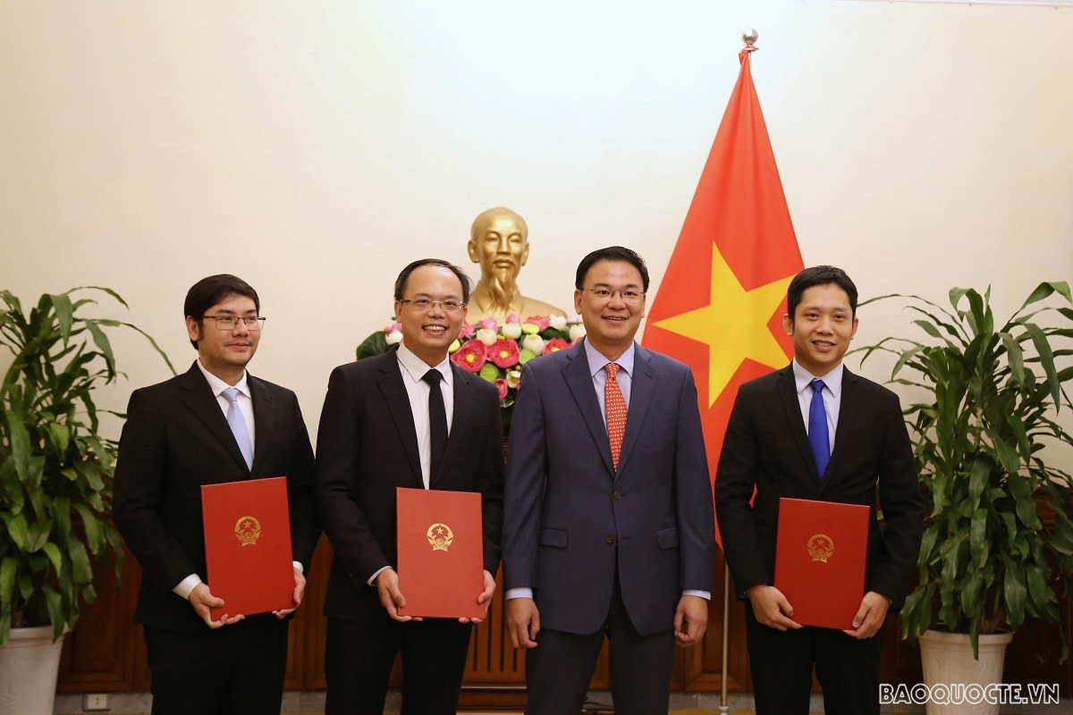 Thứ trưởng Bộ Ngoại giao Phạm Quang Hiệu trao quyết định bổ nhiệm cán bộ cấp Vụ