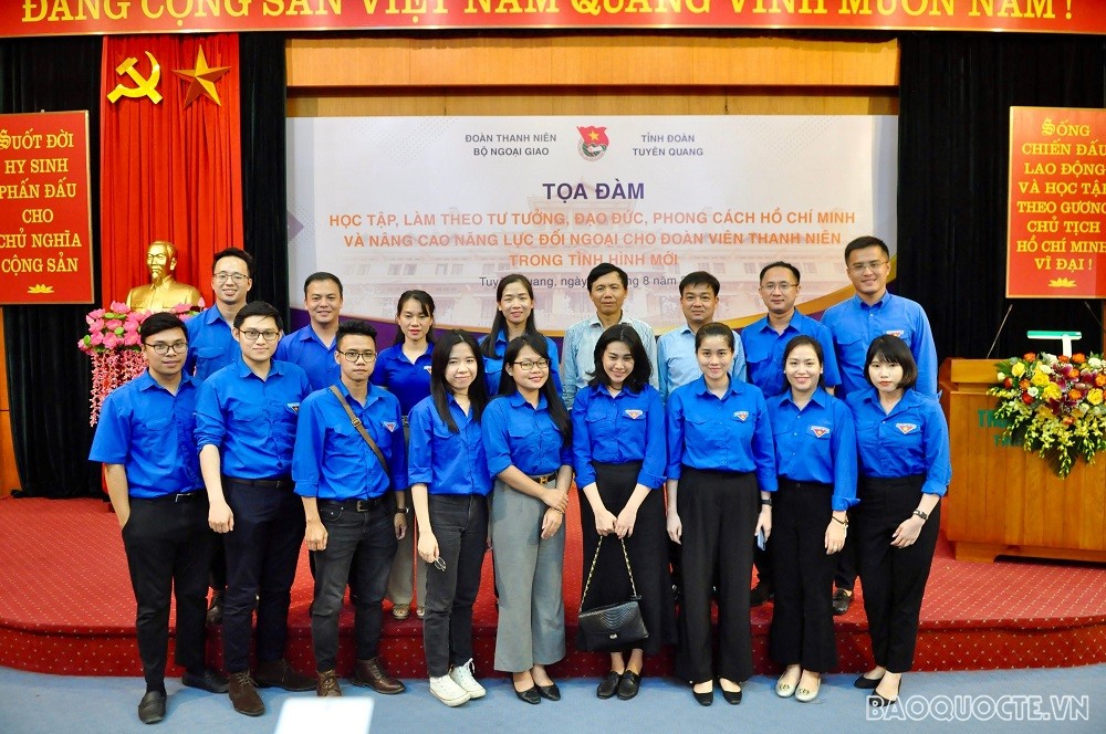 Học tập làm theo tư tưởng, đạo đức Hồ Chí Minh và nâng cao năng lực đối ngoại cho Đoàn viên thanh niên ngoại giao và tỉnh Tuyên Quang