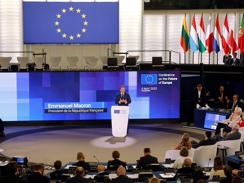 (08.30) Trên cương vị Chủ tịch luân phiên Hội đồng châu Âu, Pháp sẽ đóng vai trò quan trọng trong duy trì các cam kết của EU với Kiev và xung đột Nga-Ukraine 6 tháng tới - Ảnh: Tổng thống Pháp Emmanuel Macron phát biểu tại Hội nghị về Tương lai châu Âu ngày 9/5/2022. (Nguồn: AFP/Getty Images)