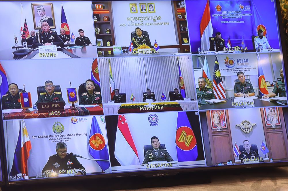 Cục trưởng Cục Tác chiến quân đội các nước ASEAN trong hội nghị AMOM-10 trực tuyến ngày 16/9. (Ảnh: Trần Thường) 1453-img-0807