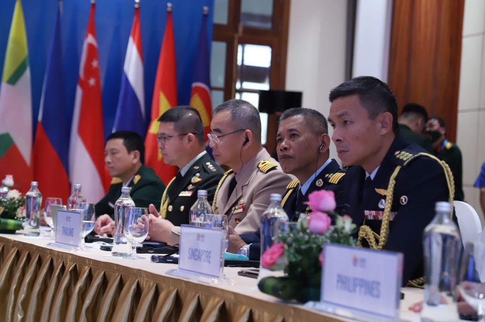 Tùy viên quân sự các nước ASEAN tại đầu cầu Hà Nội. (Ảnh: Trần Thường) 1458-img-0798