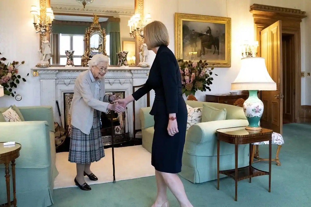 (09.06) Bà Liz Truss diện kiến Nữ hoàng Anh Elizabeth II tại lâu đài ở điền trang Balmoral, Scotland. (Nguồn: AFP) (09.06) Bà Liz Truss diện kiến Nữ hoàng Anh Elizabeth II tại lâu đài ở điền trang Balmoral, Scotland. (Nguồn: AFP)