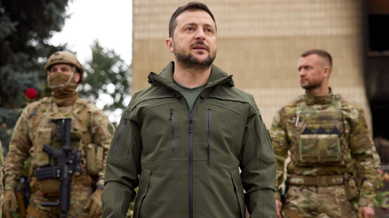 (09.15) Tổng thống Ukraine aVolodymyr Zelensky trong chuyến thăm thành phố Izyum ngày 14/9. (Nguồn: AP)