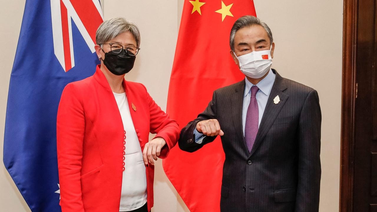 (09.21) Ngoại trưởng Australia Penny Wong và người đồng cấp Vương Nghị gặp gỡ bên lề Hội nghị Ngoại trưởng G20 tại Bali, Indonesia tháng 7/2022. (Nguồn: Reuters) (09.21) Ngoại trưởng Australia Penny Wong và người đồng cấp Vương Nghị gặp gỡ bên lề Hội nghị Ngoại trưởng G20 tại Bali, Indonesia tháng 7/2022. (Nguồn: Reuters)